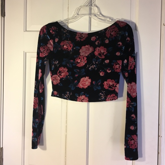 Long sleeve velvet flower crop - Picture 2 of 3